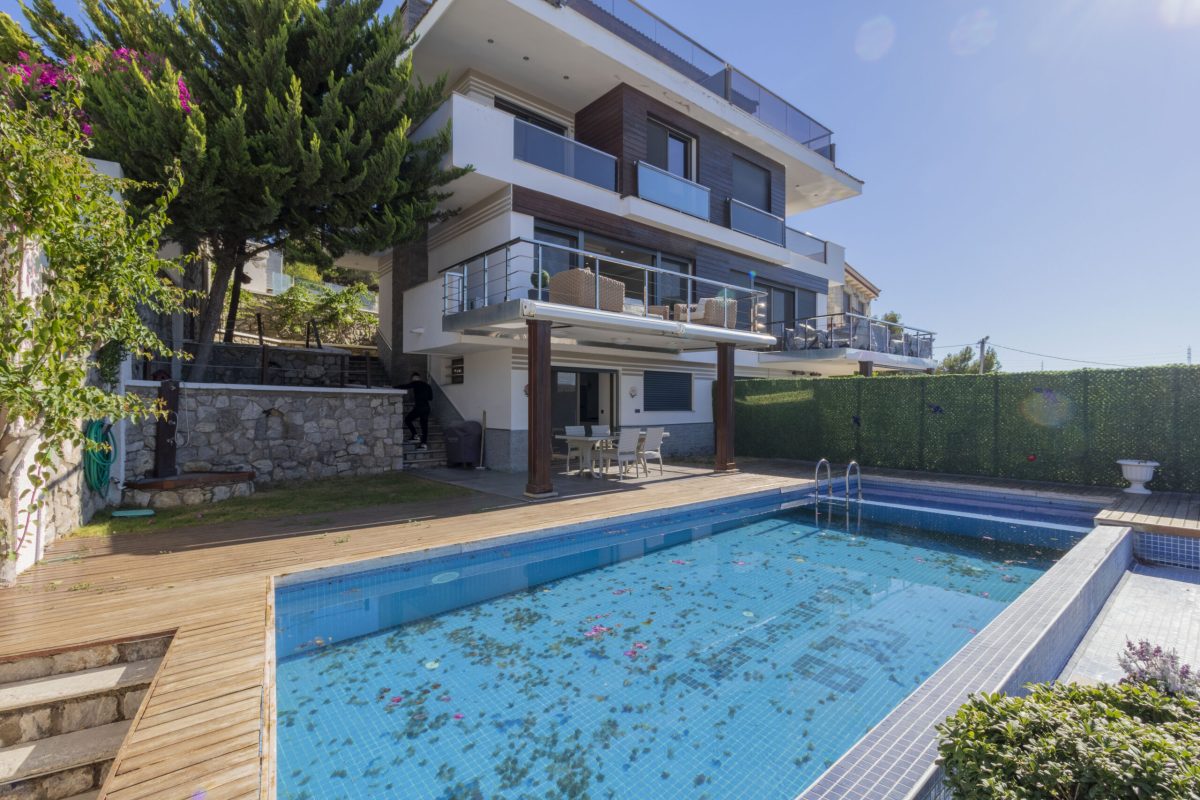 Altındiş | Satılık | Ilıca plajına yürüme mesafesinde lüks villa
