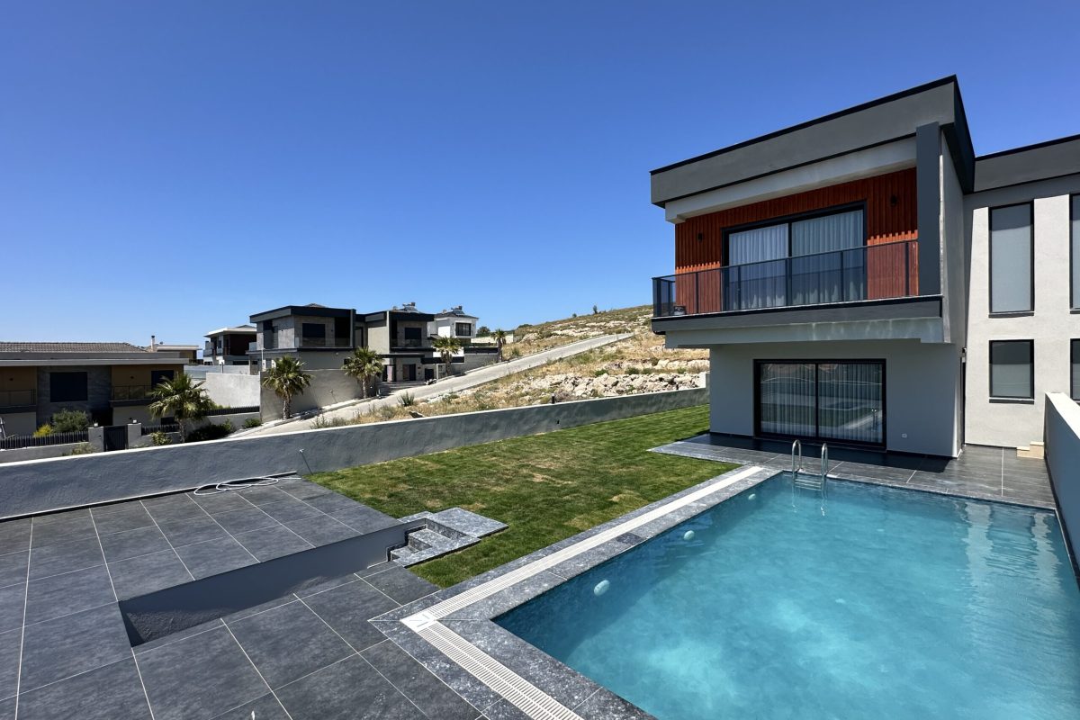 Altındiş | Çeşme Reisdere’de | kiralık | havuzlu | lüks villa